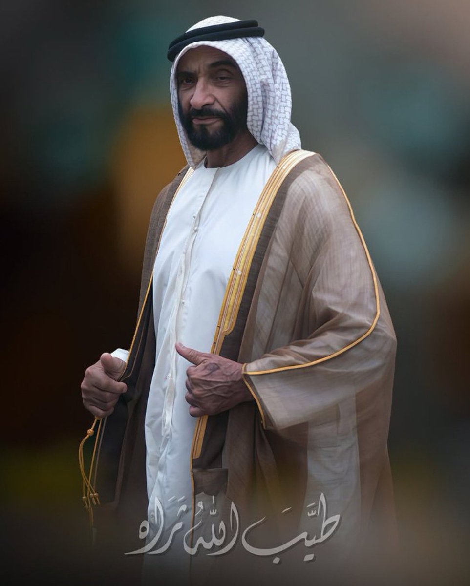 #ذكرى_وفاة_الشيخ_زايد
لم يدرس في جامعة أكسفورد 
ولا في هارفرد.. ولم يكن حوله مستشارين عباقرة ، ولكن كل ذلك لم يمنعه من بناء دولة عظيمة إتحادية يشار لها بالبنان.
تجسدت في شخصيته الحكمة والتواضع والإخلاص لدولته وحبه الكبير للعرب والإنسانية جمعا..
ذلكم هو المغفور له بإذن الله الشيخ