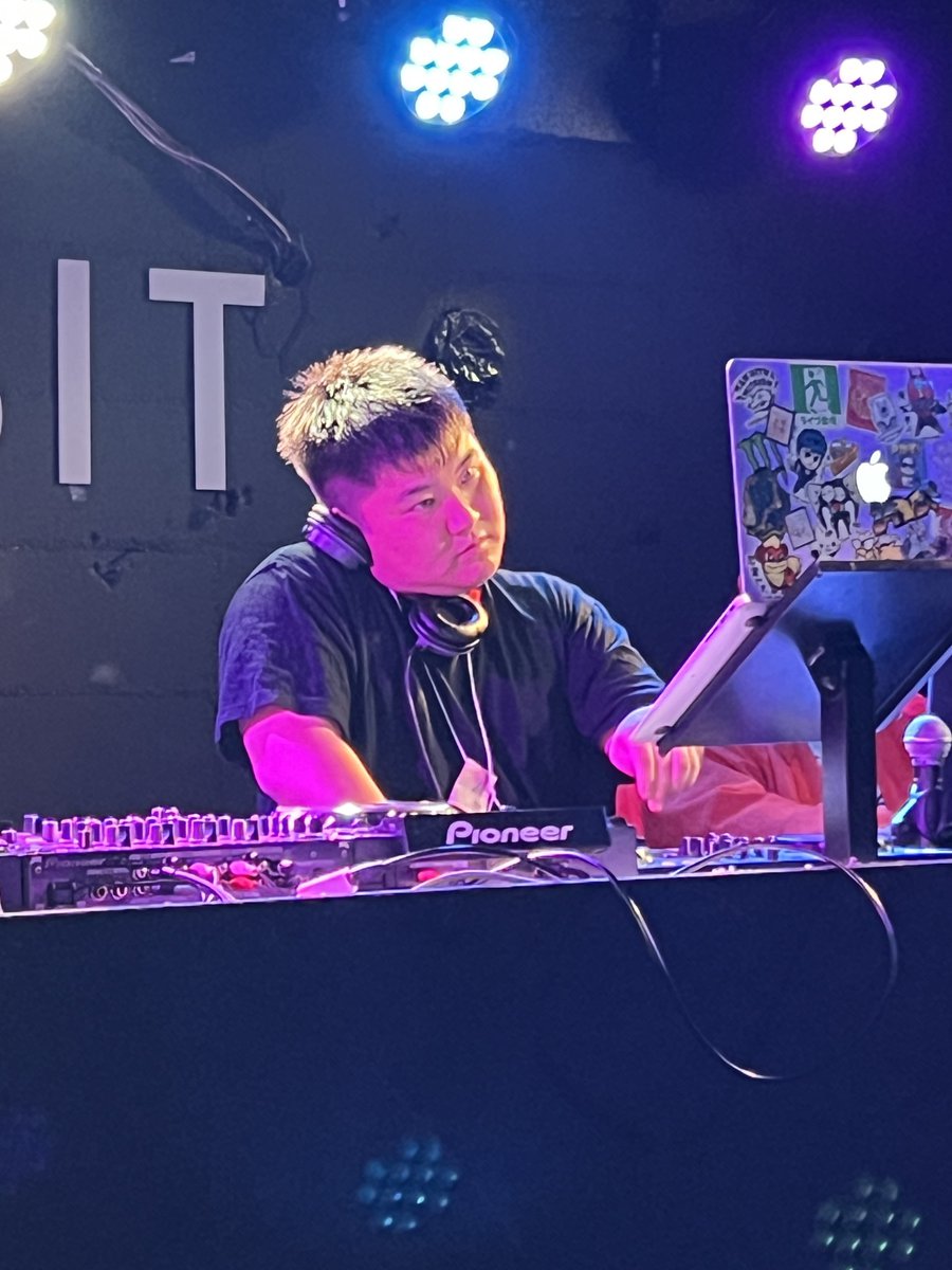 リーダーはこの格好で大阪BOOBOOにいます！！
アイドルソング流れたらステージに連行してください🫶

センターは名古屋KNUCKLESでDJしてます！！

大阪、名古屋それぞれ盛り上げてね🥰
もう一人足りない？？分からないですねぇ🤔