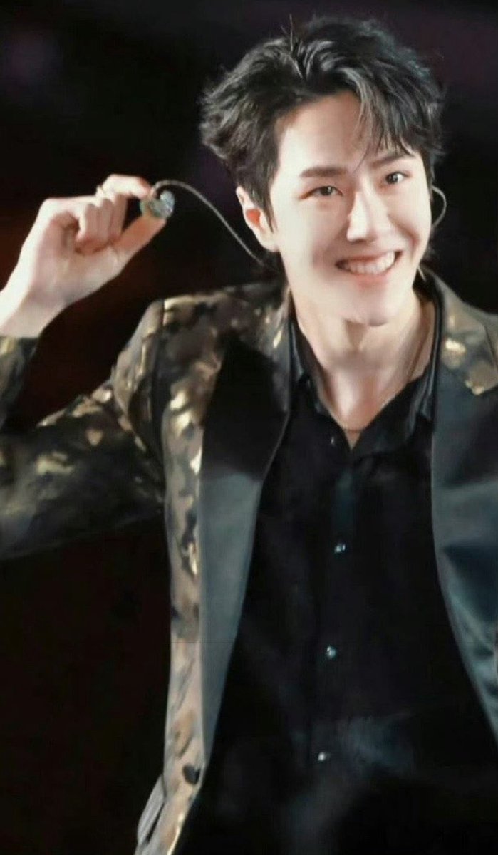 หวังอี้ป๋อยิ้มกว้าง ปากเป็นรูปหัวใจ ตาเป็นประกายวิ้งๆ แก้มยกน่ารักมาก

#หวังอี้ป๋อ #WangYibo