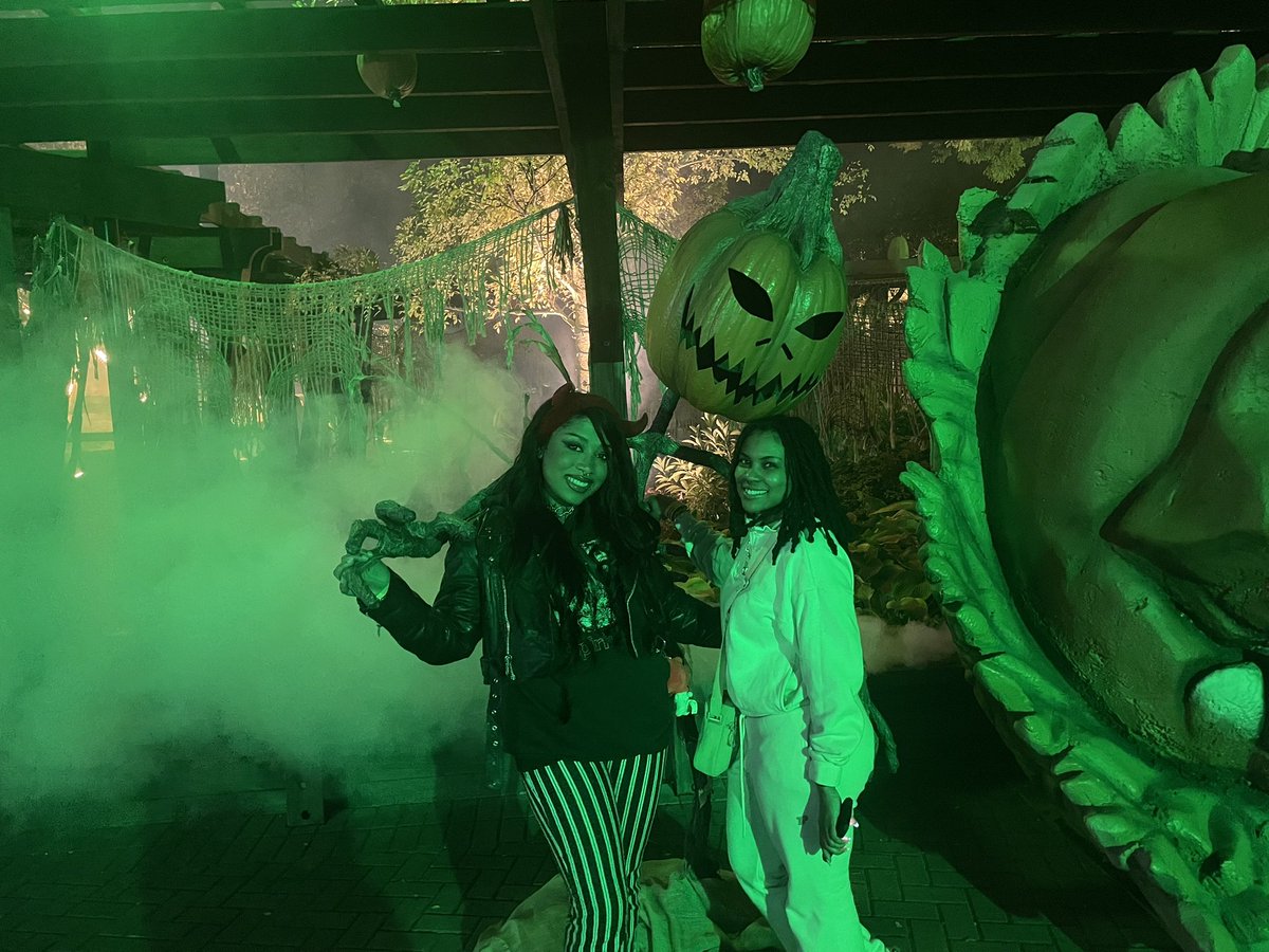 Ohmy_GL0B's tweet photo. Ended spooky season with the best 🧡🖤🎃👻 https://t.co/KBbDhIpzbL