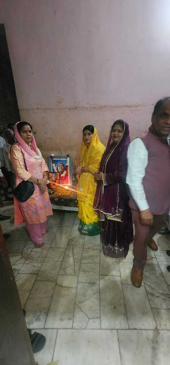 MlcSuresh's tweet image. आज शामली थाना भवन के ग्राम केड़ी में आयोजित श्रद्धांजलि सभा में शामिल होकर श्री रूमी कश्यप जी की माताजी को विनम्र श्रद्धांजलि अर्पित की।
#Sureshkashyap