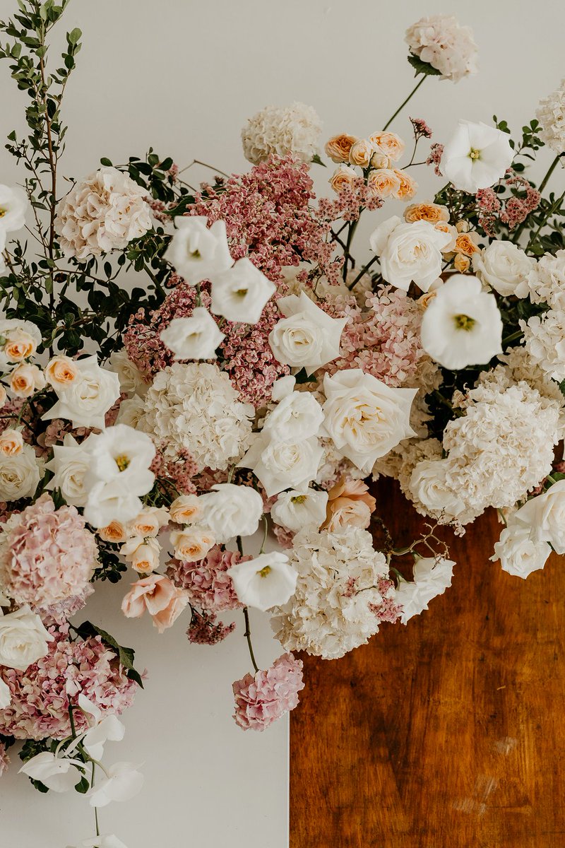 mooitroues's tweet image. André en Christine se troudag in Wolseley was ’n viering van tydlose styl, sagte pastel kleure en natuurlike romanse.

Van die vloeiende trourok tot die elegante houttafels met kerse en blomme.

Lees meer: mooitroues.co.za/2025/11/andre-…

#MooiTroues #ElegantWedding #PastelDecor