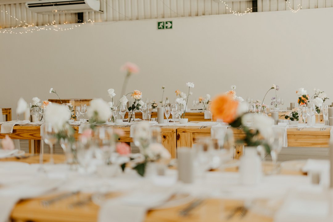 mooitroues's tweet image. André en Christine se troudag in Wolseley was ’n viering van tydlose styl, sagte pastel kleure en natuurlike romanse.

Van die vloeiende trourok tot die elegante houttafels met kerse en blomme.

Lees meer: mooitroues.co.za/2025/11/andre-…

#MooiTroues #ElegantWedding #PastelDecor