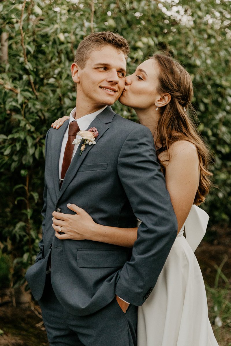 mooitroues's tweet image. André en Christine se troudag in Wolseley was ’n viering van tydlose styl, sagte pastel kleure en natuurlike romanse.

Van die vloeiende trourok tot die elegante houttafels met kerse en blomme.

Lees meer: mooitroues.co.za/2025/11/andre-…

#MooiTroues #ElegantWedding #PastelDecor