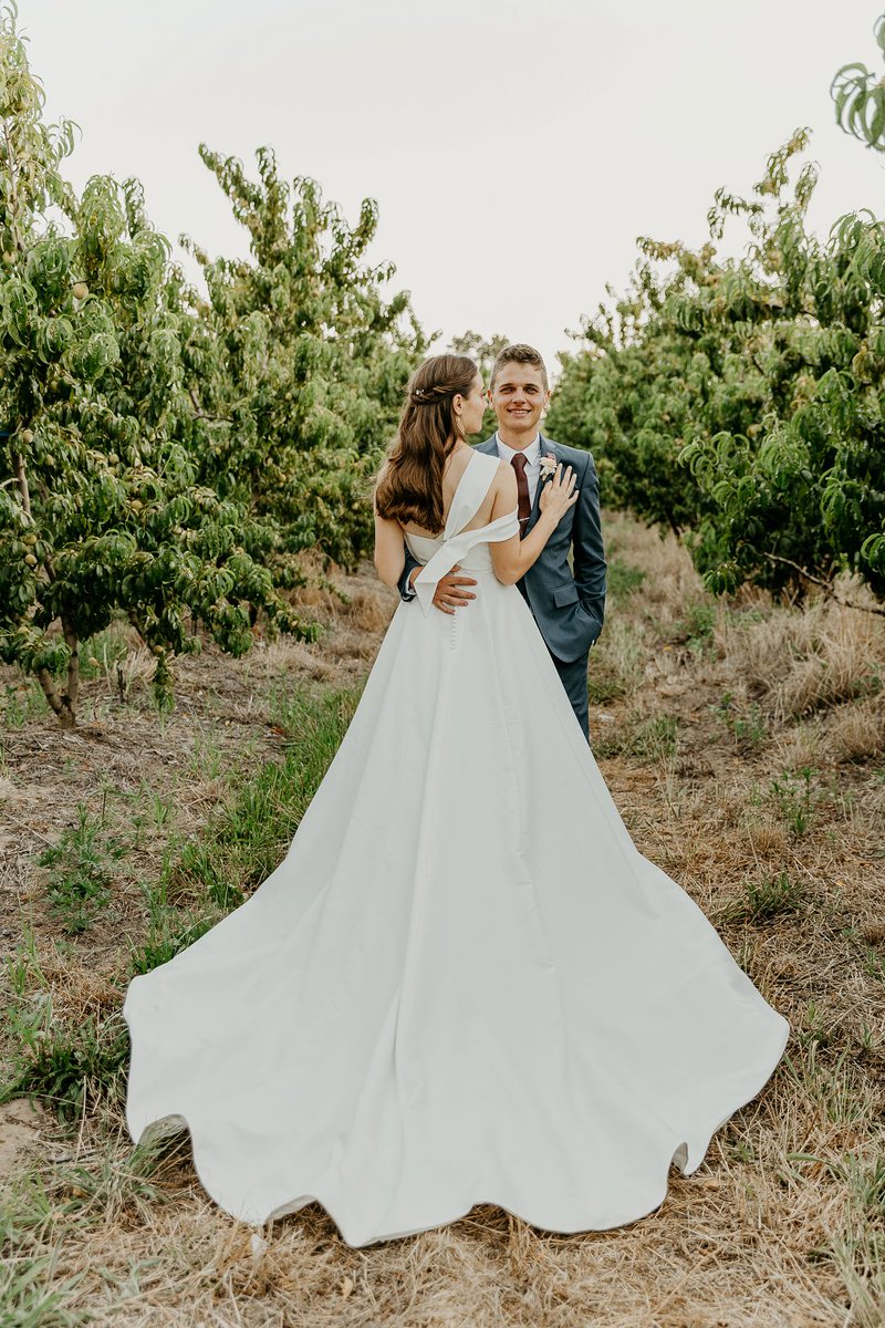 mooitroues's tweet image. André en Christine se troudag in Wolseley was ’n viering van tydlose styl, sagte pastel kleure en natuurlike romanse.

Van die vloeiende trourok tot die elegante houttafels met kerse en blomme.

Lees meer: mooitroues.co.za/2025/11/andre-…

#MooiTroues #ElegantWedding #PastelDecor