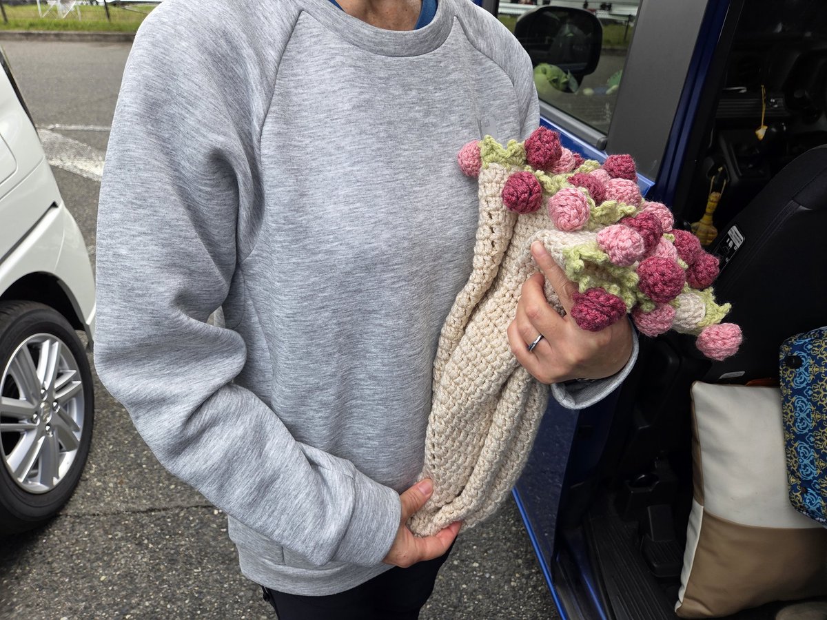 codm_mari's tweet image. コツコツ編んでなんとか渡せた！
お母さん思いの外喜んでくれて良かった☺️