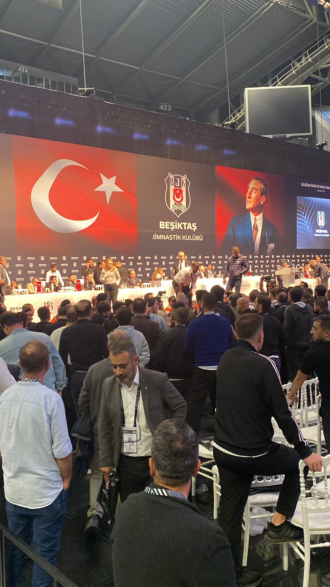 Beşiktaş’ın eski başkanları, eski divan başkanları Beşiktaş’ın kanaat önderleri ve taraftarları şuan ibra oylamasında akla izana uyulmayacak şeyler yapılıyor!
Buna ses çıkarmazsanız bu taraftarın yüzüne bir daha bakamazsınız!
#beşiktaş