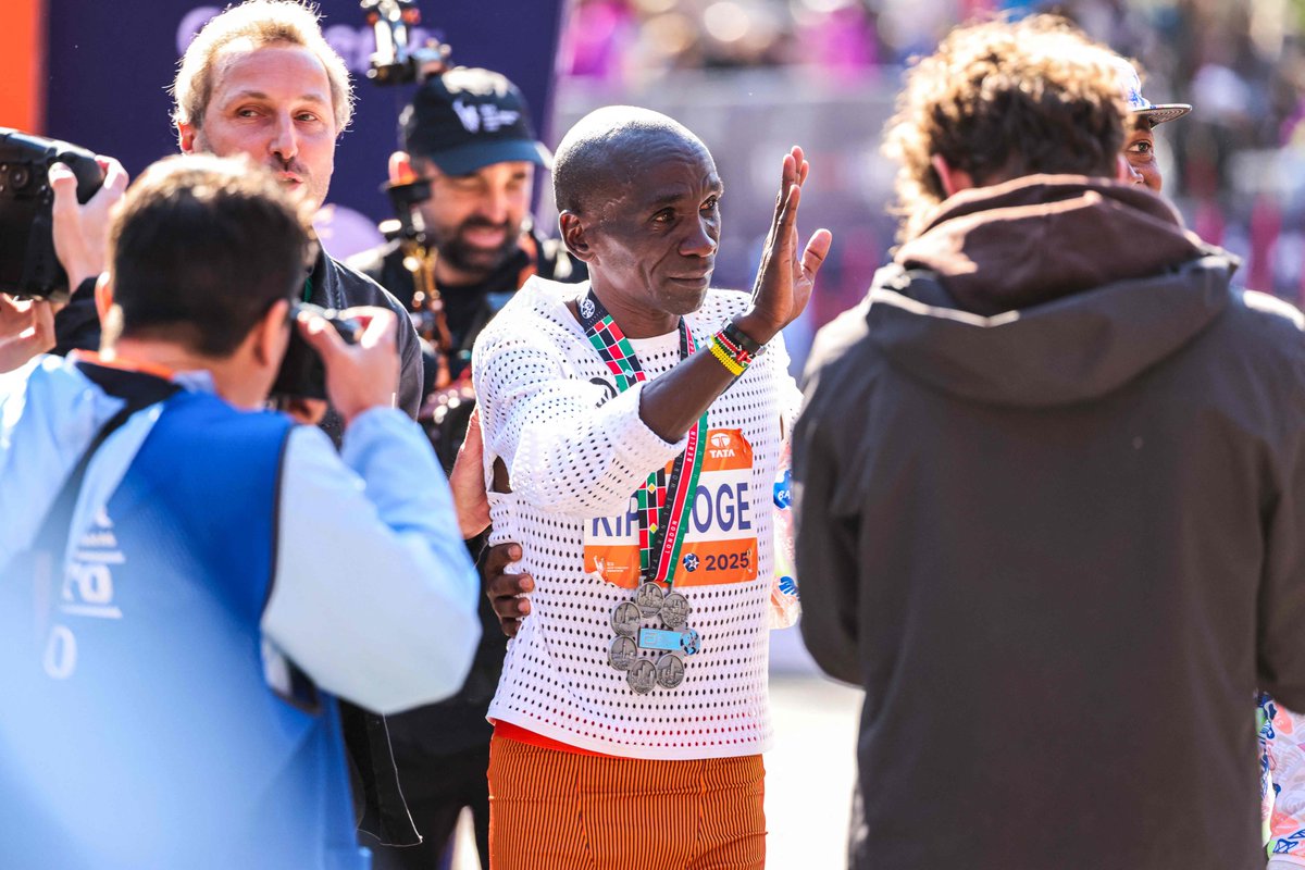 😭Hoy llora el atletismo.
Llora el deporte mundial.

Las lágrimas de Eliud Kipchoge, el mejor maratoniano de la historia, tras correr su última maratón

El keniano finalizó decimoséptimo con un tiempo de 2:14:36

#NYCMarathon2025 

rtve.es/deportes/20251…