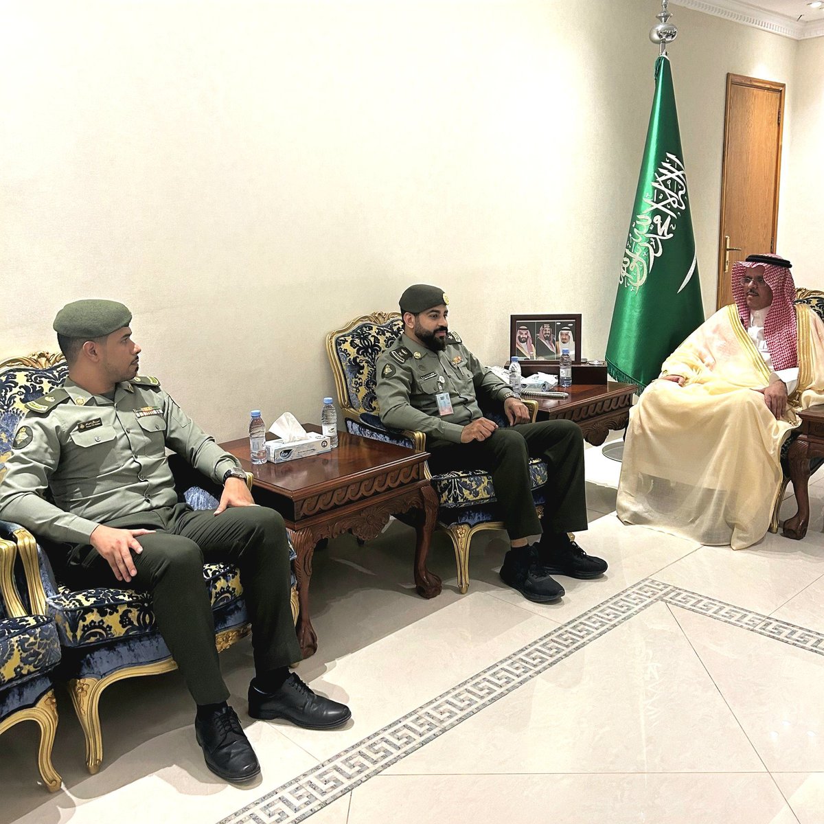 استقبل محافظ #الجبيل أ. منصور بن زيد الداود، اليوم الأحد، في مكتبه بمقر المحافظة، مدير جوازات محافظة الجبيل المقدم عبدالعزيز بن مسلم المسلم؛ بمناسبة تعيينه مديرًا لجوازات المحافظة. وقد هنأ محافظ الجبيل المقدم المسلم على هذه الثقة، متمنياً له التوفيق والسداد في مهام عمله الجديد.