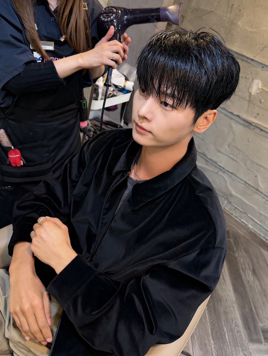 FRoad_N's tweet image. 이게 지금 헤어스타일링중인 머리가 맞냐며
이대로도 완벽 그 자체인데,, 덮머 미쳐따♡