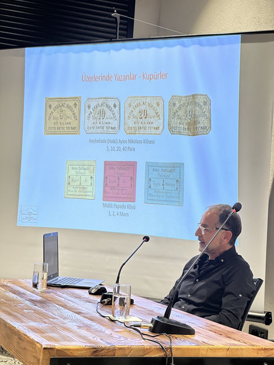 #Vlahsaray söyleşilerinde dün Osmanlı’nın 
ekonomik mirasını ve toplumsal çeşitliliğini belgeleyen bir etkinliğe ev sahipliği yapıldı.
Cemaatlerin kurumları tarafından basılan özel paraların tarihçesini, sebeplerini, hizmet alanlarını Araştırmacı Nümismat Güçlü Kayral anlattı.