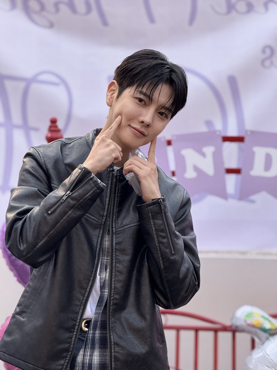 우리 렌 생일 축하해!!
#렌처럼빛나는날
내년 6월 금방 온다
#ShineOnRENDay
근데 오늘 본 실물은 진짜 감동이었어!