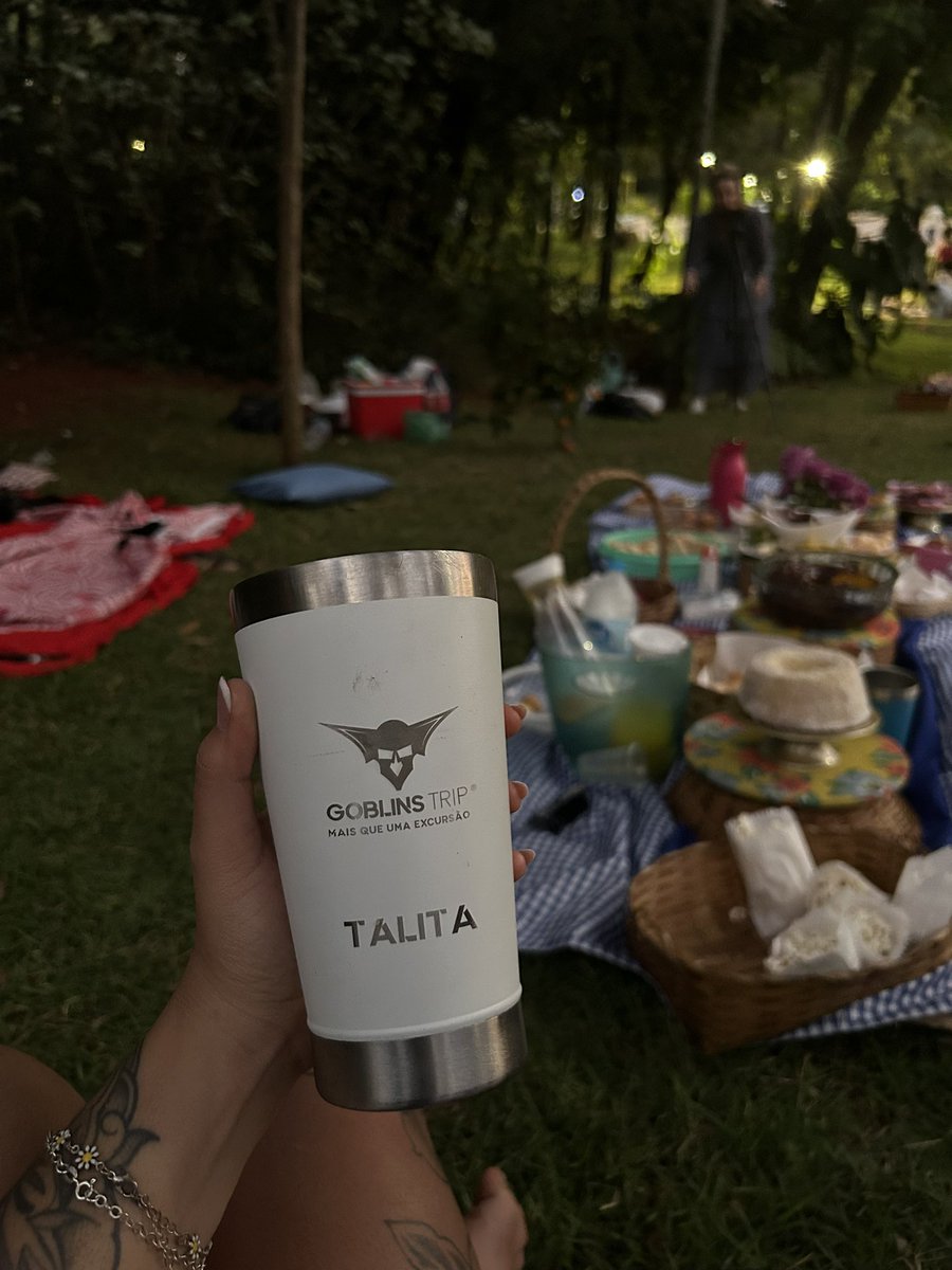 _talicardo's tweet photo. Pra hoje eu só queria um piquenique, pra poder tomar bons drinks no meu copo versátil da @goblinstrip.. um dominguinho desses, pede 🥹 https://t.co/09rfhVV4CG