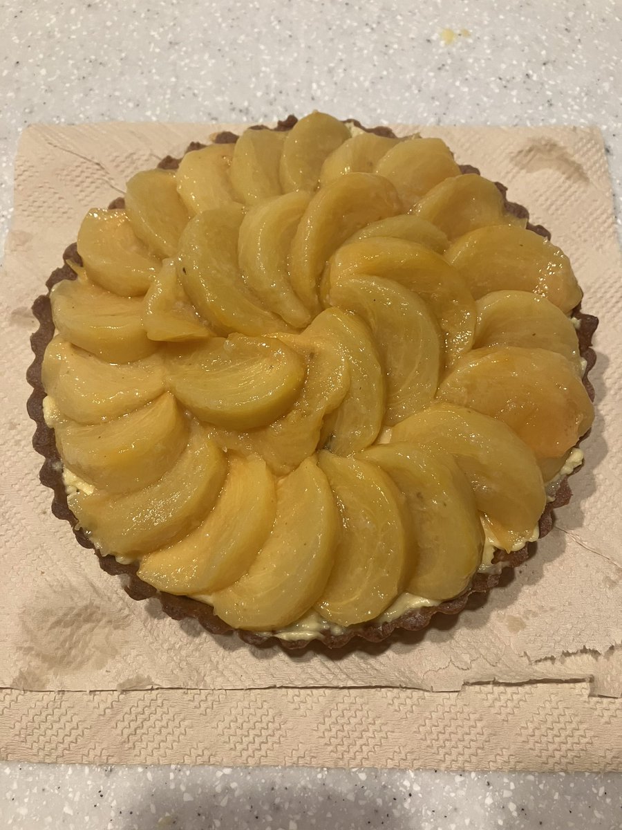 Octopus0's tweet photo. お菓子作りなんか知らんが楽しい。今日は柿のタルト https://t.co/A5QWu2myhU