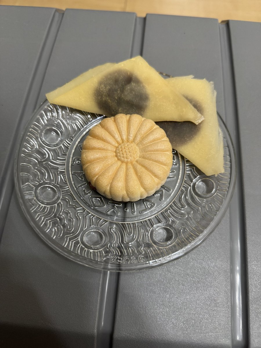 o_oAo_oAo_oAo_o's tweet image. 結構溶け込んでおる。
和菓子タイム
#お祝い最中ありがとうございます