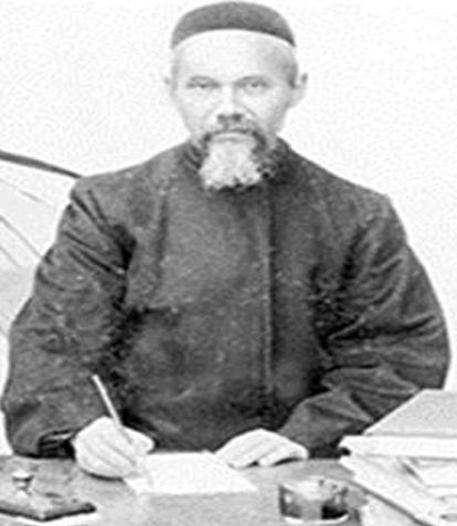 ALfalehaaa's tweet photo. الشيخ رضا الدين فخر الدين - رحمه الله - المفتي الروسي الرسمي (ت 1936هـ) .. له مقالة جديرة بالعناية والاهتمام، عنوانها:"مَن هم الوهابيون؟" .. ومما قالَ فيها: "الوهابيون" اسم يُطْلَق على الأشخاص الذين يَتّبِعون "الجماعة أو الحركة الوهابية" التي تأسّست في بداية القرن الثاني عشر .. على يد الشيخ محمد بن عبد الوهاب بن سليمان النجدي التميمي الحنبلي. كان مِن الأولى تسمية أتباعه بـ(المُحمّديين)؛ لأنّ اسم هذا الشخص هو محمد .. ولكنّ الأعداء لم يجدوا مِن المناسب تَسميتَهم بهذا الاسم المبارك، وعليه أخذوا يُسَمِّون هؤلاء الناس باسم أبيه عبد الوهاب ..
"الوهابية" لم تكن تيّاراً جديداً مثل الطائفة "الشيعية .. البابيّة"، بل اتّصفت بالسعي لعودة الإسلام للبساطة والوضع الطبيعي .. الإسلام الذين كان في عهد النبي ﷺ والصحابة - رضي الله عنهم -، وبالتالي لا يوجد في عقيدة "الوهابيين" ما يُخالِف عقيدة السلف، بل مذهبهم في الفقه هو مذهب الإمام أحمد بن حنبل - رضي الله عنه -. ولذلك الحديث عنهم بأنّهم يُنكِرون محمد ﷺ، هذا أكبر كذب وأكبر بهتان .. هم بالعكس يعملون على الالتزام بالشريعة الإسلامية ونَشرها بشكل نقيّ، ويُظهِرون حرصاً استثنائياً للعمل وفقا للأحاديث التي وردت عن النبي ﷺ .. وفْقِاً لأقوالهم: الذهاب للميت والتوسل هناك إلى الله لطلب الحاجة، وذَبْح النذور للميت، وذَبْح القُربان له، وطلب المساعدة مِن الميت، والسفر خصيصاً من أجل زيارة القبور، وتشييد البناء فوق القبر، وبناء المنارات (المآذن) فوق المساجد .. كُلّ هذه الأمور تُعَدّ أفعالاً محرمة .. هذه تحديداً ما يُميّز مستوى التزامهم الديني وأساس نهجهم .. ونظراً إلى أنّ هذه العبادات لم تكن قائمة في زمن النبي ﷺ، فقط كانوا اعتماداً على بعض الآيات والأحاديث كأدلة، يصفون مَن يقوم بهذه الأفعال الممنوعة شرعاً بالمشركين عبادة غير الله .. فالله وحده يقضي حاجات الناس، ويحفظنا من جميع المحن والبلايا، و هو رب العالمين ..
= كتاب: الوهابية في الأدبيات الروسية للأستاذ الدكتور ماجد التركي @drmajedat