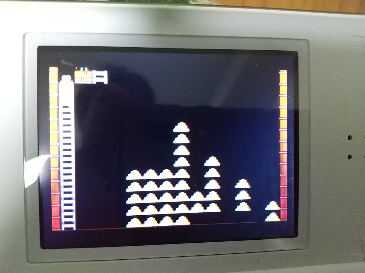 robohei's tweet image. 「消えた金塊を追え！の面」
入力が大変で申し訳ない。「単純なアイデアで作られていて、１つの事に気が付いてしまえば後は待つだけ」と見えるでしょ？実際はそうではないので、お試しあれ。私がやった時はクリアまで約３時間半かかった。で、得点は400点、何故？
#ファミコン #LR自作画面