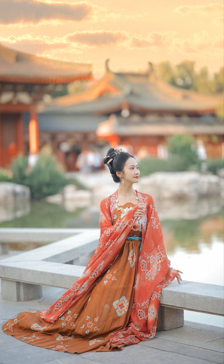 AmazingHanfu's tweet photo. #HanfuCitywalk: Huaqing Palace in Xi'an, said to be a Western Zhou (1046-771 BC) royal resort and flourished in Tang (618-907), is famous for hot springs and Tang-style architecture.
#HanfuStyle: Tang Dynasty style large-sleeve shirt, Hezi skirt
#HuaqingPalace #XiAnTravel #VMF https://t.co/oqO39M0HMS