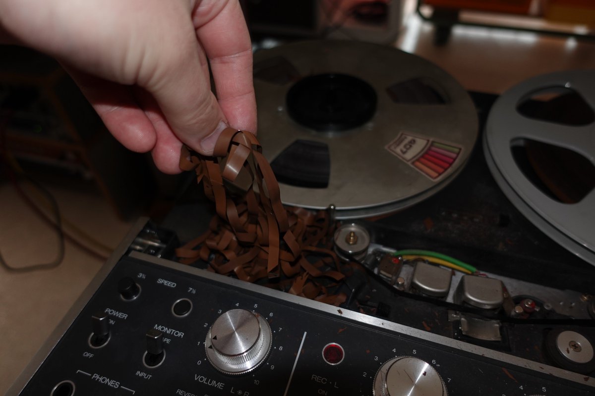 Über die Jahre habe ich schon viel erlebt, aber dass sich ein Band derart auflöst noch nicht. Beim Stoppen des Umspulvorgangs hat sich die gesamte Beschichtung in Gänze vom Trägermaterial gelöst und fein säuberlich aufgehäuft....