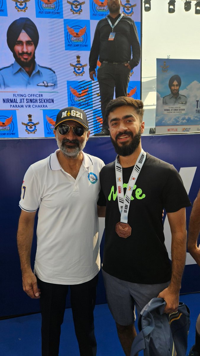 barman_arnav's tweet photo. You win some, you lose some...
Ran a 10k in 350+ AQI but got a pic with the Chief Air Marshal!
Sekhon IAF Marathon, Delhi https://t.co/kOM2XDh25S