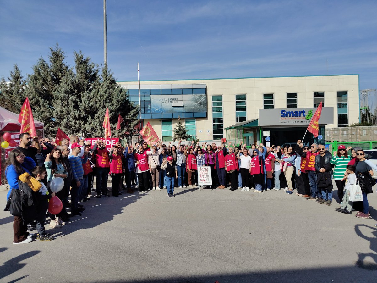 EmepGebze's tweet image. Ne kadar mücadele, o kadar insanca yaşam!

Patronun sefalet ücretini kabul etmeyerek greve çıkan #SmartSolar işçileri, 12 gündür mücadelerini sürdürüyor!

Milletvekilimiz Sevda Karaca&apos;nın katılımıyla Birleşik Metal-İş üyesi Smart Solar işçilerini grev çadırında ziyaret ettik.