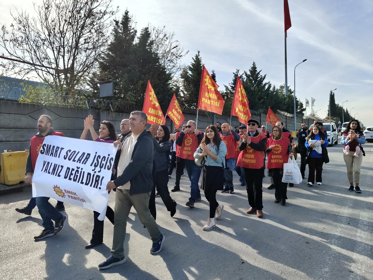 EmepGebze's tweet image. Ne kadar mücadele, o kadar insanca yaşam!

Patronun sefalet ücretini kabul etmeyerek greve çıkan #SmartSolar işçileri, 12 gündür mücadelerini sürdürüyor!

Milletvekilimiz Sevda Karaca&apos;nın katılımıyla Birleşik Metal-İş üyesi Smart Solar işçilerini grev çadırında ziyaret ettik.