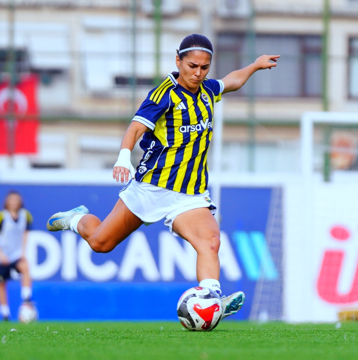 FENERBAHÇE ARSAVEV 2 - 0 TRABZONSPOR
Turkcell Kadın Futbol Süper Ligi 7. hafta

Karşılaşmayı 2-0 kazanan Takımımız 6’da 6 yaptı ve puanını 18’e yükseltti. Fenerbahçemize galibiyeti getiren golleri 3. dakikada Marta Cox (P) ile 90. dakikada Flourish Chioma Sabastine kaydetti.