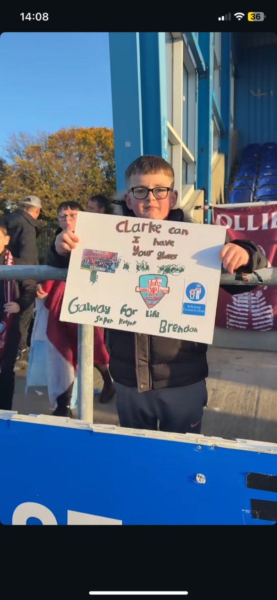 BrenClarke1's tweet image. People of Galway, I need help finding this young supporter. I didn&apos;t see this yesterday and have a pair of gloves for him. Make it happen 🧤 @GalwayUnitedFC