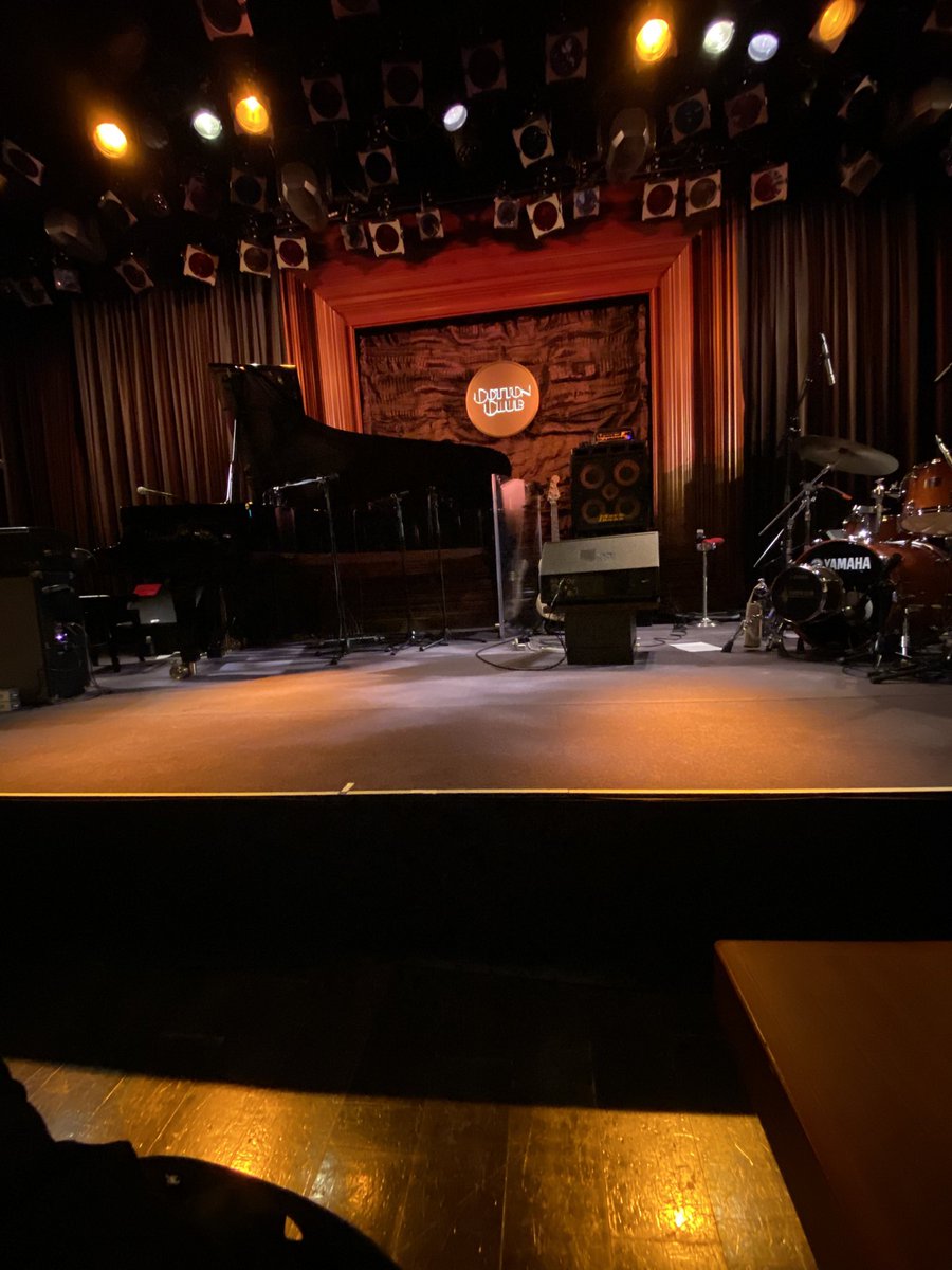 takemas13928201's tweet photo. アレンジが凝っているところが結構ある
バスドラとスネアとシンバルの打ち込みで始まる曲がある
ドラムは違うリズムを絡めてくるのが定石だと思うが、ここでは全く同じフレーズを重ねて、リズムの迫力を増している
#AshleyHenry #FloMoore #PeterAdamHill #アシュリー・ヘンリー #コットン・クラブ(2/3 https://t.co/sxYgRPRREn