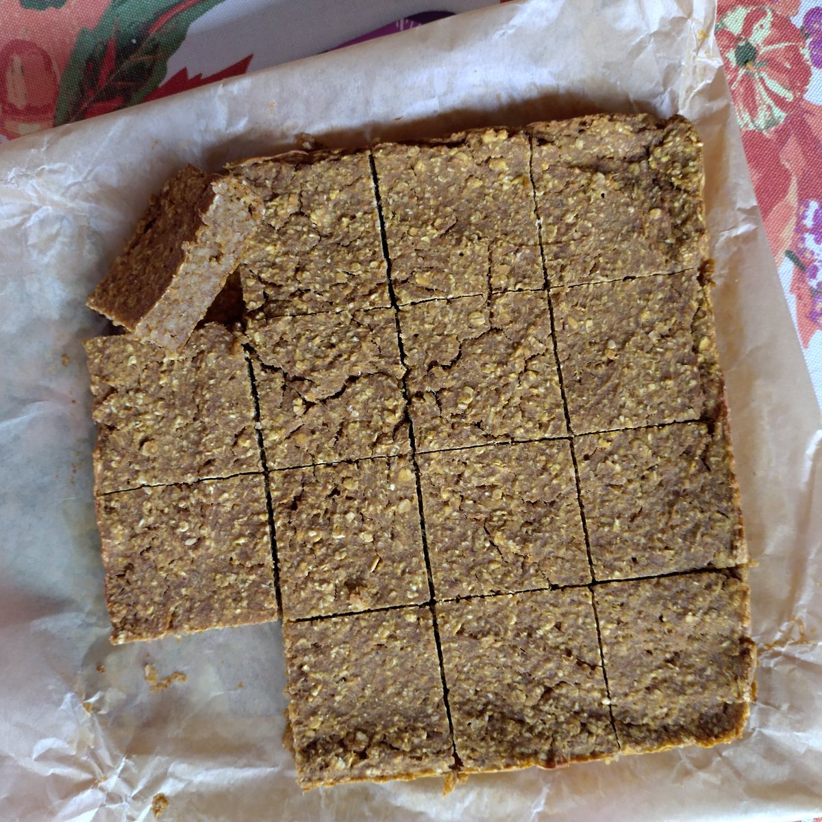 AnulasKitchen's tweet image. Pumpkin pie spice oat bars 🎃🌱 Only 3 ingredients (pumpkin puree, oats, maple syrup) &amp;amp; spices, that's all! 😋 No oil/fat! Turned out really nice👌🏻 hoping there'll be some left for my lunch box for the week 🤞🏻😅 
#vegan #plantbased #veganfood