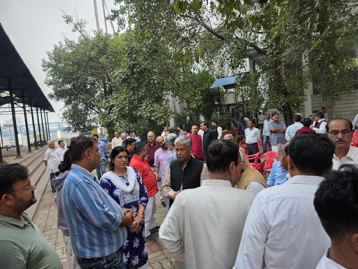 ashokbajpaibjp's tweet image. आज लखनऊ स्थित बैकुंठ धाम में अशासकीय सहायता प्राप्त विद्यालय प्रबंधक सभा, उत्तर प्रदेश के कर्मठ एवं निष्ठावान प्रदेश महामंत्री, डी.ए.वी. कॉलेज लखनऊ के प्रबंधक एवं मेरे अतिप्रिय श्री मनमोहन तिवारी जी के अंत्येष्टि संस्कार में सम्मिलित होकर उन्हें श्रद्धासुमन अर्पित किया तथा…