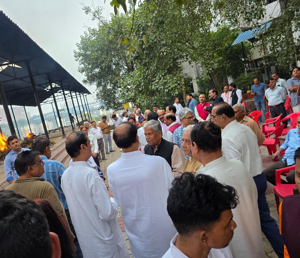 ashokbajpaibjp's tweet image. आज लखनऊ स्थित बैकुंठ धाम में अशासकीय सहायता प्राप्त विद्यालय प्रबंधक सभा, उत्तर प्रदेश के कर्मठ एवं निष्ठावान प्रदेश महामंत्री, डी.ए.वी. कॉलेज लखनऊ के प्रबंधक एवं मेरे अतिप्रिय श्री मनमोहन तिवारी जी के अंत्येष्टि संस्कार में सम्मिलित होकर उन्हें श्रद्धासुमन अर्पित किया तथा…