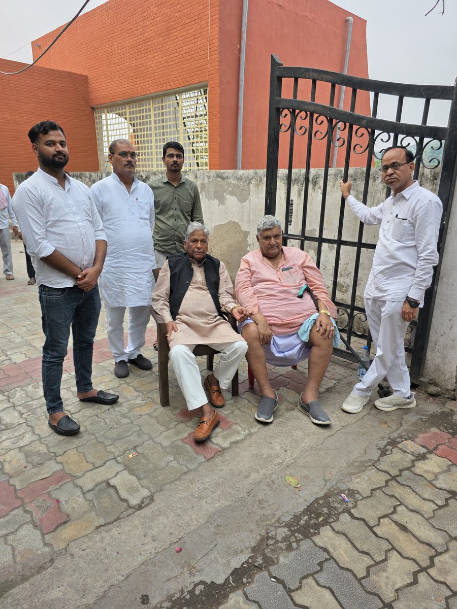 ashokbajpaibjp's tweet image. आज लखनऊ स्थित बैकुंठ धाम में अशासकीय सहायता प्राप्त विद्यालय प्रबंधक सभा, उत्तर प्रदेश के कर्मठ एवं निष्ठावान प्रदेश महामंत्री, डी.ए.वी. कॉलेज लखनऊ के प्रबंधक एवं मेरे अतिप्रिय श्री मनमोहन तिवारी जी के अंत्येष्टि संस्कार में सम्मिलित होकर उन्हें श्रद्धासुमन अर्पित किया तथा…