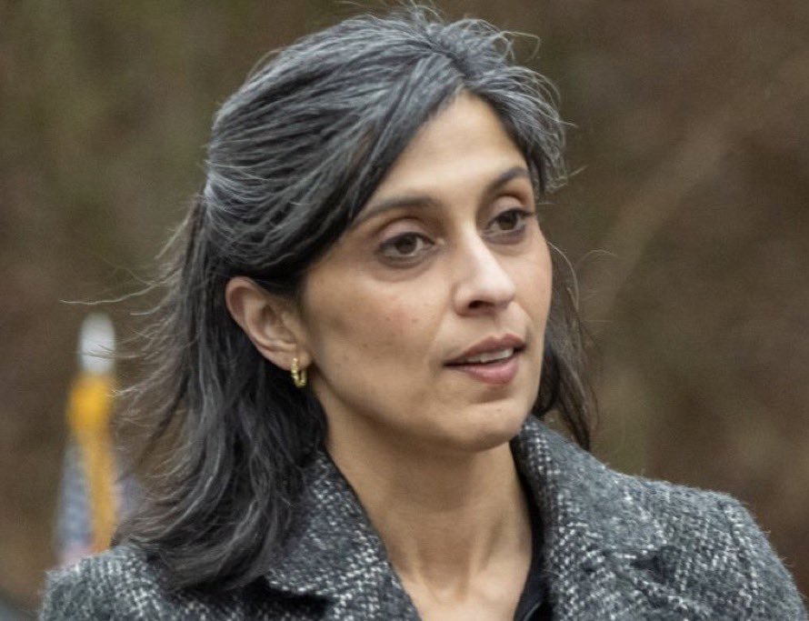 Ничего, что на первом фото ЯВНО видна работа мекапера, аккупаиер выставоенный мягкий студийный свет и тонна фотошопа, а второе фото-без всего этого?