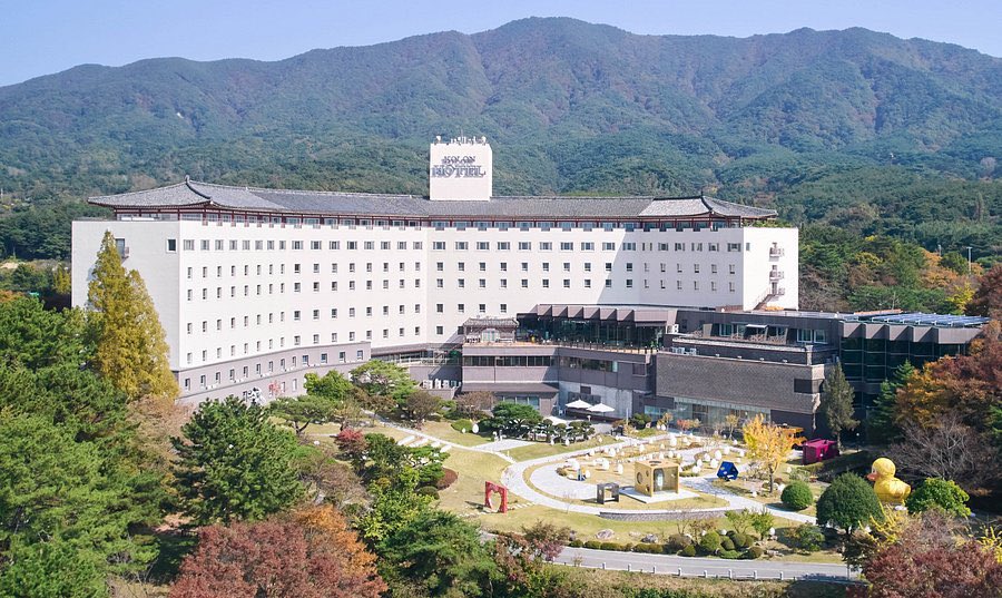 我来给一个非国际政治解读：前有照，后有靠，便是庆州最好兆。 ☺️