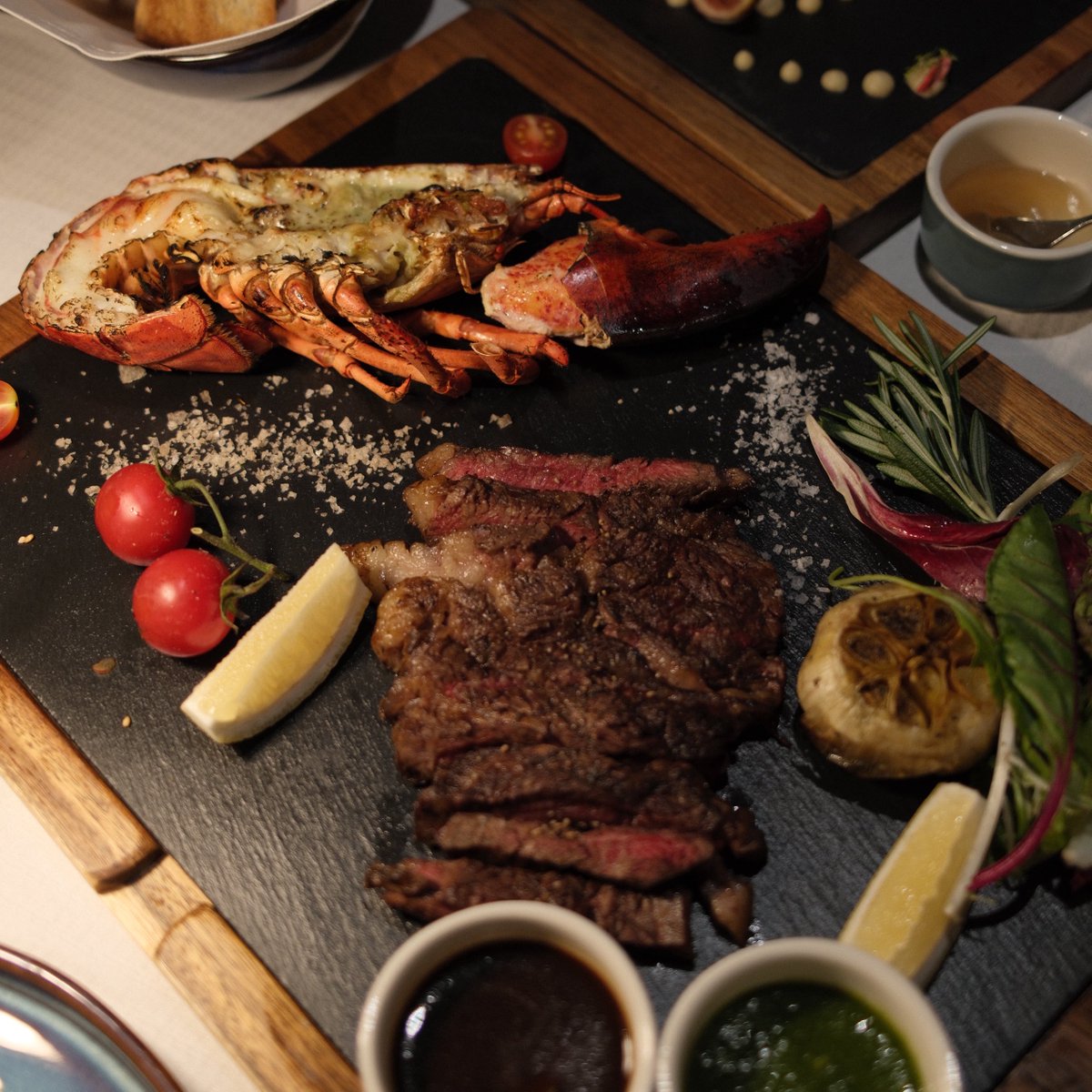 ไปหม่ำๆของอร่อยมาค่ะ แอลชอบ Hokkaido Scallops รูปแรกมาก ตัวซอสเป็น butternut squash puree คนชอบฟักทองอย่างเราก็ถูกใจ ส่วนเจ้าก้อนๆนั่น Fried Camembert ค่ะ กินกับซอส green apple หวานๆกับโทสกรอบๆ oyster กับจานเนื้อก็ดี โดยรวมอร่อยเลยค่ะ พิกัด Siam Yacht Club🛥️ #ปีศาจหวานร้อย