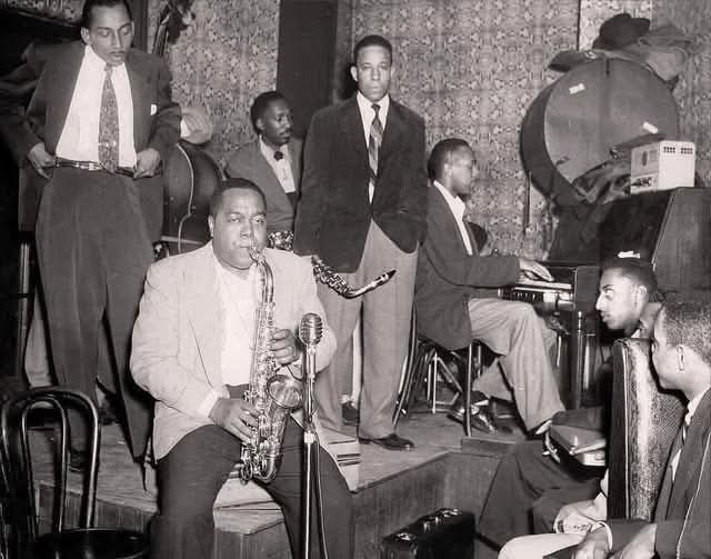LibrarySheet's tweet image. Charlie Parker with Joe Newman, and Lou Donaldson at Smalls Paradise in Harlem, New York City, 1953.
#smlpdf  #sheetmusic #Noten #partituras #spartiti 乐谱 樂譜
sheetmusiclibrary.website