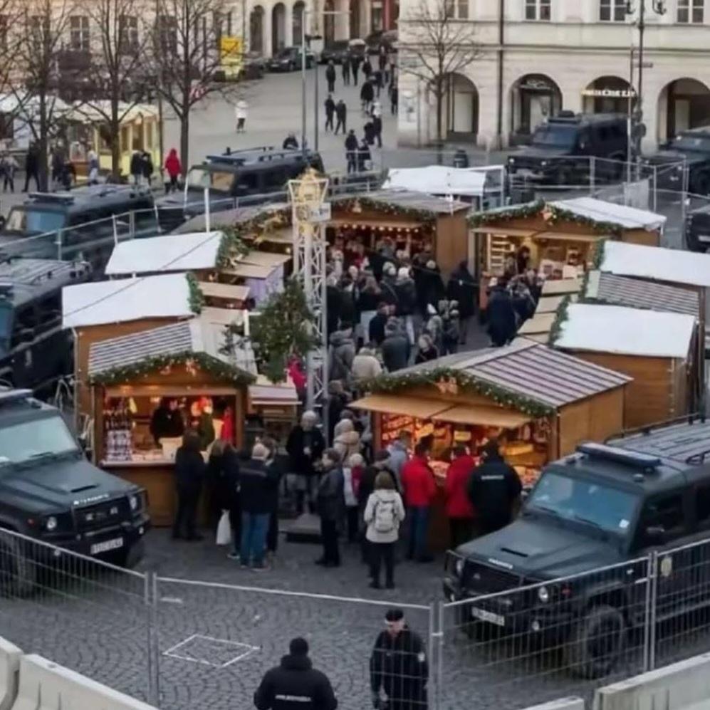 maxklinec's tweet image. So sollte ein Weihnachtsmarkt aussehen. 🆚️ So sehen mittlerweile viele Weihnachtsmärkte in Deutschland aus:
