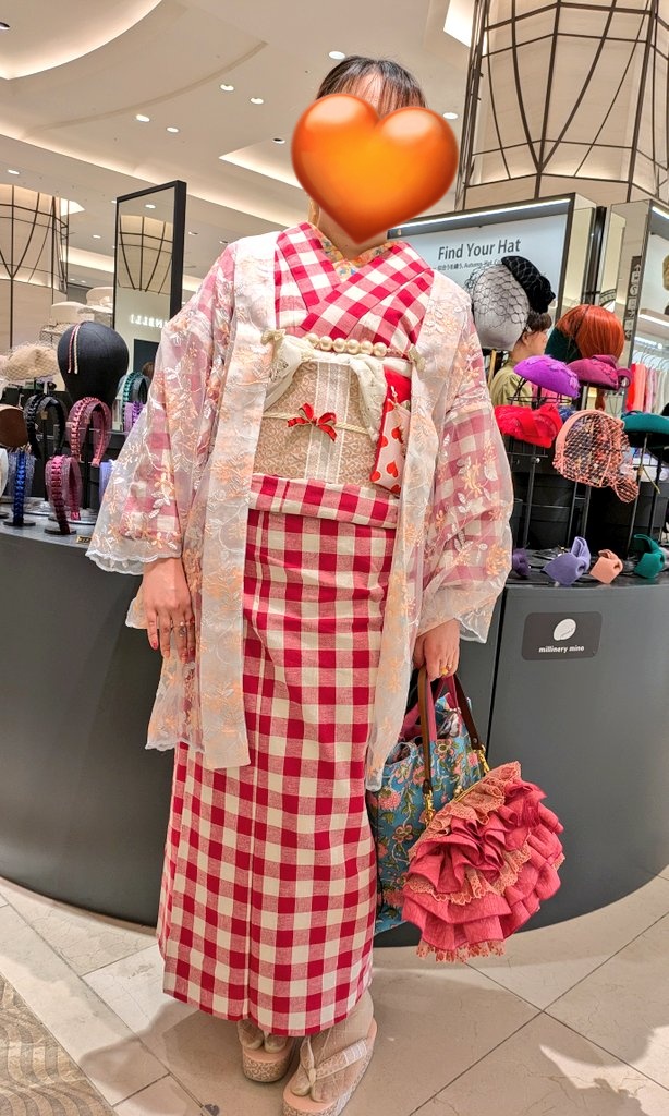 L03sideKiMoNo's tweet photo. らっとさんとミノさん＆みーるさんにお邪魔してきたよ🥰
金木犀の時分にcotonaさんのチュール羽織を纏えて幸🫶💕

着物 #乙女印刷
うそつき衿 #湖晴屋
帯草履 #大塚呉服店
羽織 #cotona
帯留耳飾 #LatelierBonBon
鞄 #五月堂
おびぽっけ #孔雀箪笥
文字数なので他小物は別投稿します→ https://t.co/wAeY5DlMAf