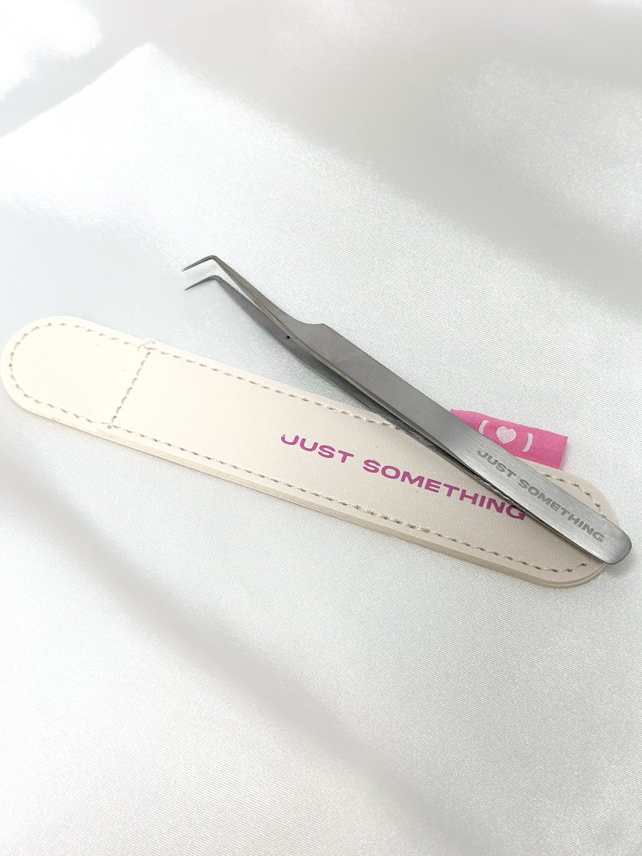 kimkkumo's tweet image. 같이 세트로 구매할 수 있는 트위저는 끝이 정교하게 딱 맞물리고 L자로 꺾여있기 때문에 사용하기 쉽고 좋았어요♡

#저스트썸띵 #justsomething #노글루속눈썹 #노글루래쉬 #가닥속눈썹 #마이타입젤리 #딥블랙 #노글루속눈썹추천