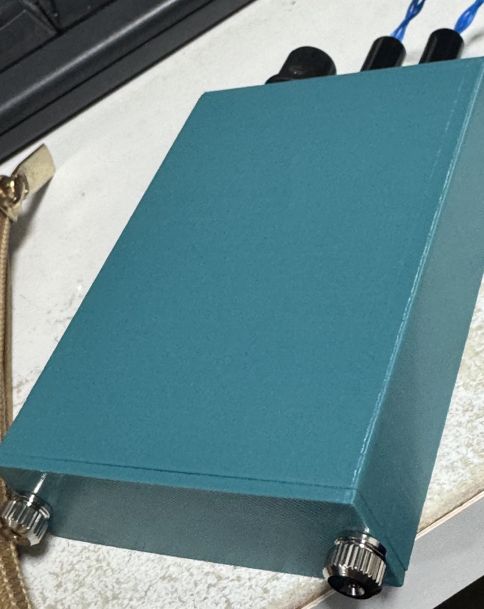 ari160's tweet image. nabe(@nabe_abk)さんのアンプ基板

部品届かなくてバラック状態だったけど、部品届いたので取り付けて3DPでケース出してみた😁

3.5mm4極だったので4.4mmも使える変換もついでに作った😌

小型で使いやすいアンプが増えた😆