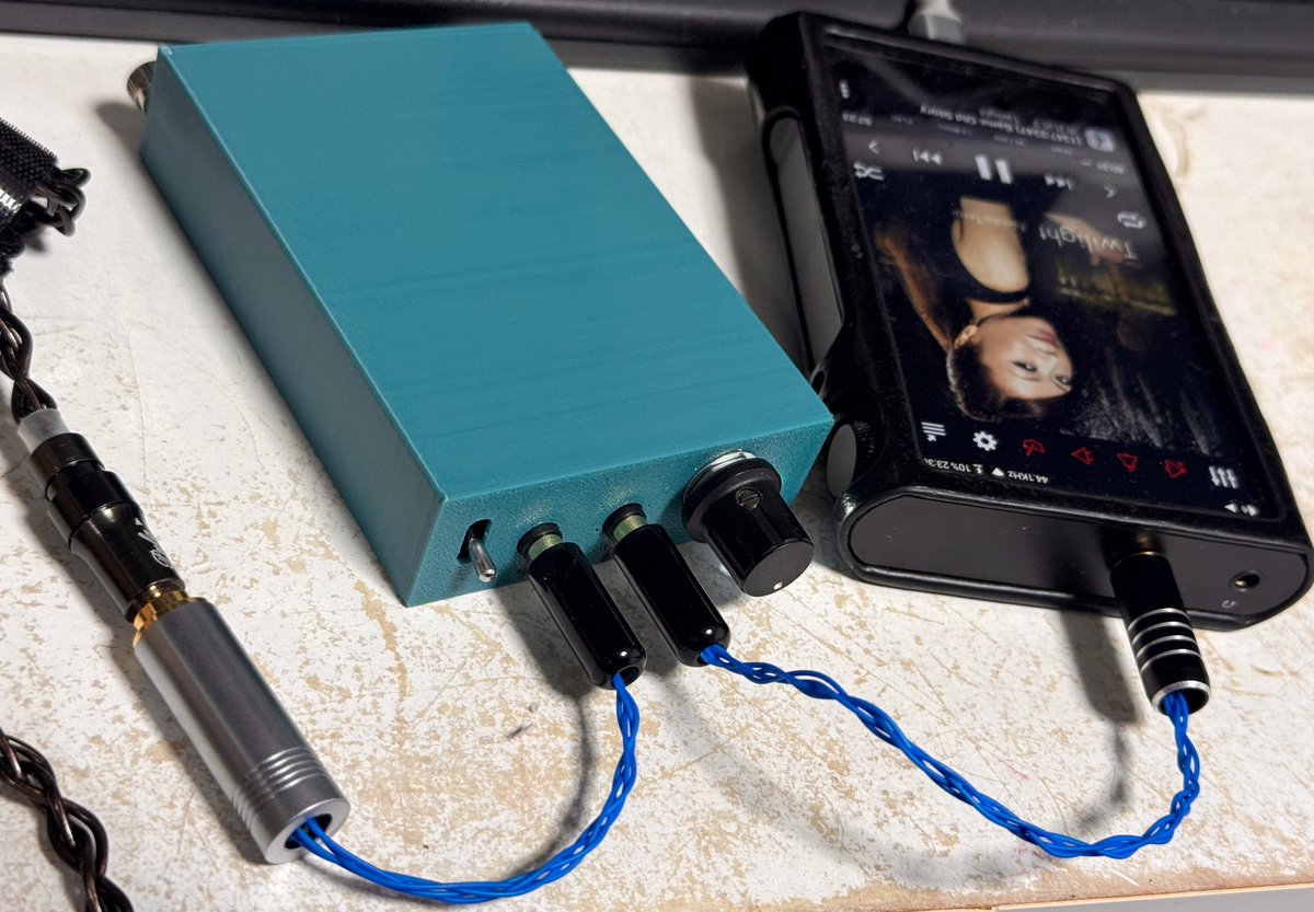 ari160's tweet image. nabe(@nabe_abk)さんのアンプ基板

部品届かなくてバラック状態だったけど、部品届いたので取り付けて3DPでケース出してみた😁

3.5mm4極だったので4.4mmも使える変換もついでに作った😌

小型で使いやすいアンプが増えた😆