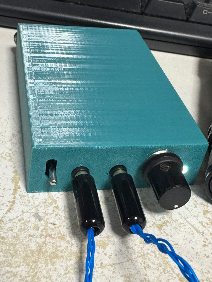 ari160's tweet image. nabe(@nabe_abk)さんのアンプ基板

部品届かなくてバラック状態だったけど、部品届いたので取り付けて3DPでケース出してみた😁

3.5mm4極だったので4.4mmも使える変換もついでに作った😌

小型で使いやすいアンプが増えた😆