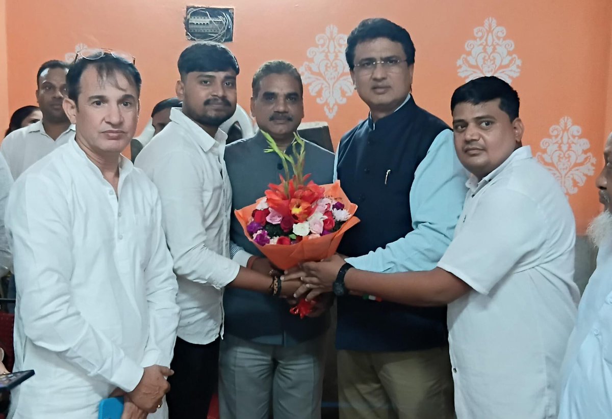 pradeepdpyc's tweet photo. विनोद नगर वार्ड में होने वाले उपचुनाव को लेकर आज प्रथम तल बद्रीनाथ मंदिर में बड़े भाई @Ch_AnilKumarINC जी के नेतृत्व में पटपड़गंज के चारों ब्लॉक कांग्रेस कमेटी की एक साथ बैठक हुई ! 
जिसमें जिला अध्यक्ष @KumarDinesh185 जी एवं कॉंग्रेस कार्यकर्ता व पदाधिकारी आदि शामिल हुए! https://t.co/S0oH3k5gfG