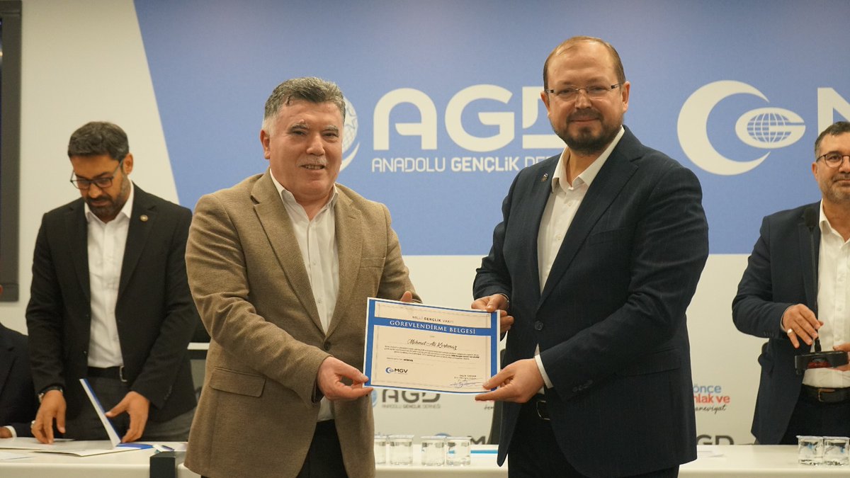 MilliGenclik's tweet image. Genel Başkanımız Salih Turhan Bey, Milli Gençlik Vakfı(MGV) İl temsilciliğine atanan başkanlarımıza görevlendirme belgelerini takdim etti.

Milli Gençlik Vakfı İstanbul İl Temsilcisi Doç. Dr. Mustafa Halit Korkusuz

Milli Gençlik Vakfı Ankara İl Temsilcisi Hasan Karaman

Milli…