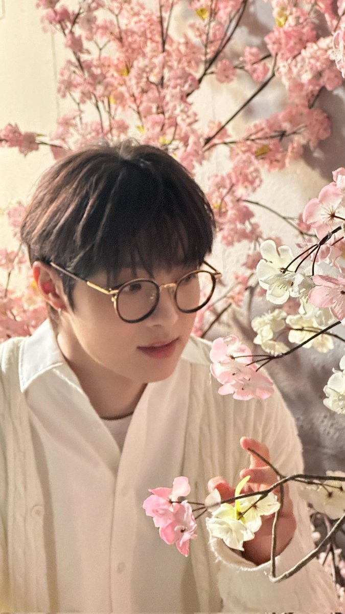 manifestojeruk's tweet image. #LINKED_ABIM 🌱 • (25/11/02) 

LUNARÈ! Maaf Abim datangnya telat. Sudah temuin lagu kesukaan? Selamat bulan November. たくさん愛してください~🌸