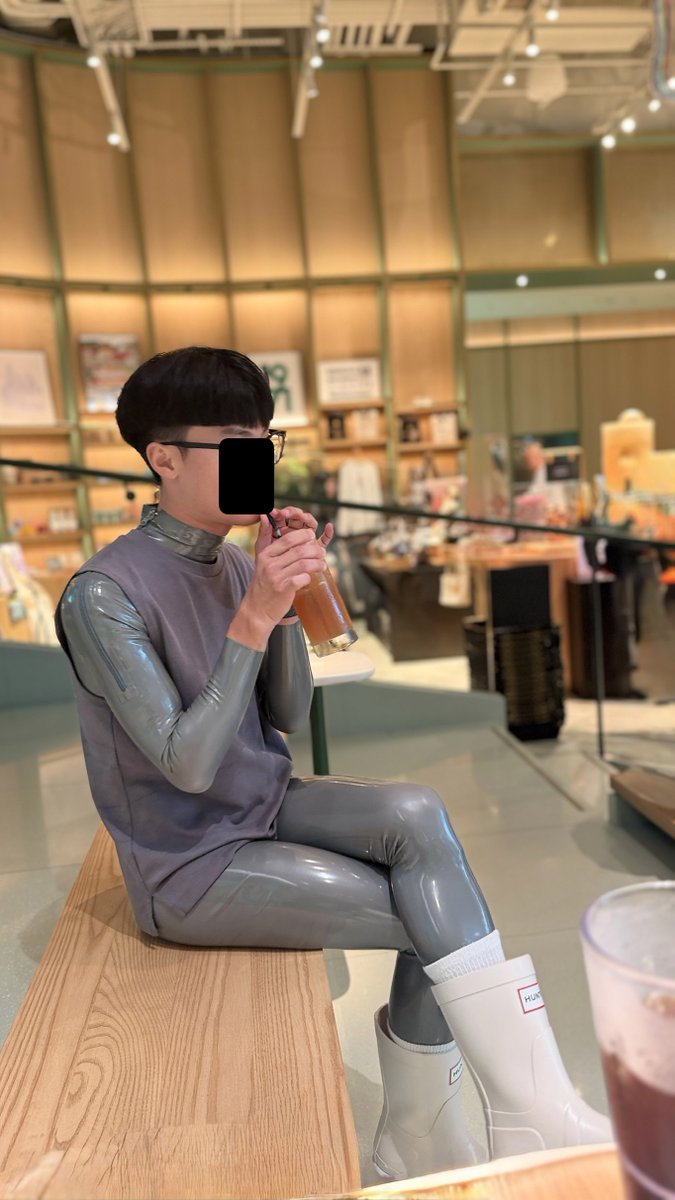 supermankitty1's tweet photo. 哇嗚等等跨年大家卡到好位子看煙火了嗎？
我們應該是第一組穿膠來Dream plaza 星巴克的了吧笑死
@Ozymand22154643 https://t.co/ctCPoXDuj8