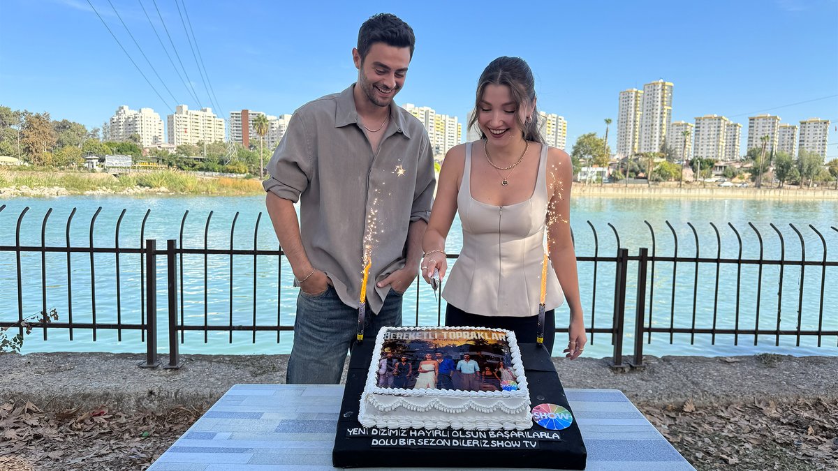 İlk bölüm öncesi pastalar kesildi! 🎉🧿

#BereketliTopraklar ilk bölümüyle bu akşam 20.00'de Show TV'de!
@showtv @surecfilm