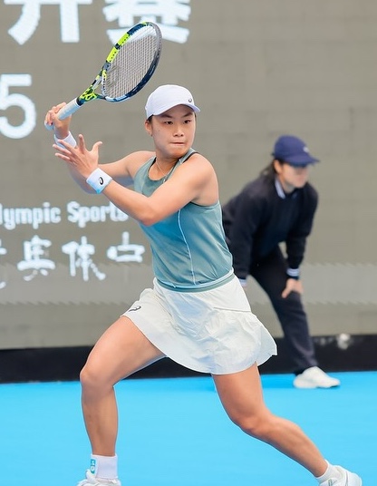 SELESAI

Janice Tjen🇮🇩 vs Kimberly Birrell🇦🇺, 6-4, 6-3.

Janice Tjen juara Chennai Open 2025 WTA 250. Gelar tertinggi dalam kariernya, sampai sejauh ini.

Dahsyat Janice. Dahsyat!