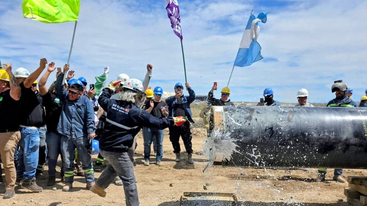 HISTÓRICO: SE COMPLETÓ LA ÚLTIMA SOLDADURA DEL OLEODUCTO VMOS⚡️

🧑‍🏭Se trata la última soldadura automática del oleoducto de 437 km que une Allen con Punta Colorada.

🛢️VMOS permitirá despachar 180.000 barriles diarios en su primera fase.

ORGULLO RIONEGRINO💚